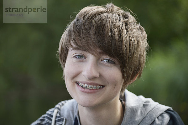 Porträt eines lächelnden Teenagermädchens mit Zahnspange