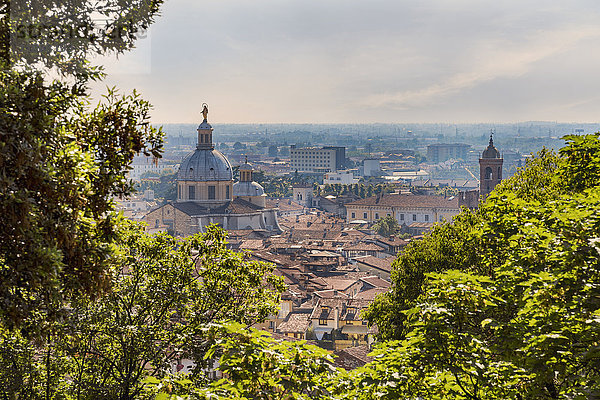 Italien  Brescia  Blick auf die Stadt und die Kuppel der Neuen Kathedrale von Colle Cidneo aus