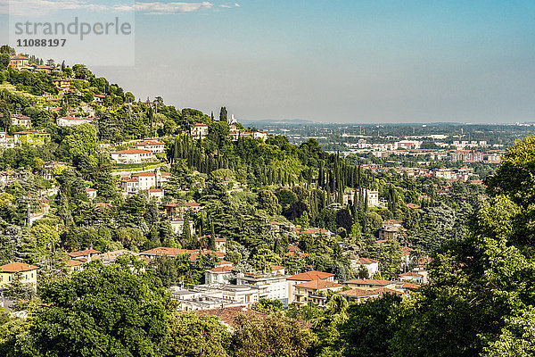 Italien  Brescia  Blick von Colle Cidneo auf die Hügel der Stadt