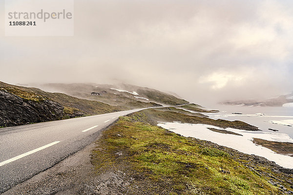 Norwegen  Hedmark  Tufsindalen  Landstraße und Wolken