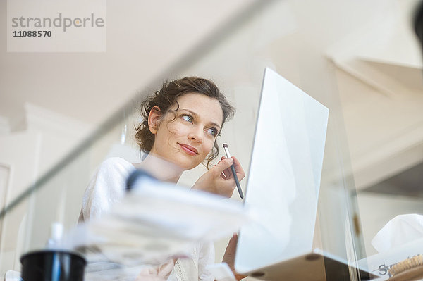 Frau zu Hause mit Augen-Make-up