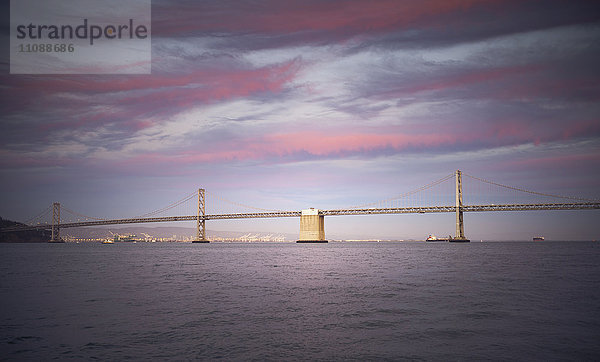 USA  Kalifornien  Bay Bridge bei Sonnenuntergang