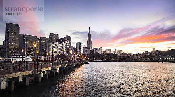 USA  Kalifornien  San Francisco  Skyline  Pier 7 bei Sonnenuntergang