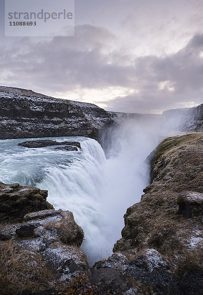 Island  Gullfoss Wasserfall bei Dämmerung