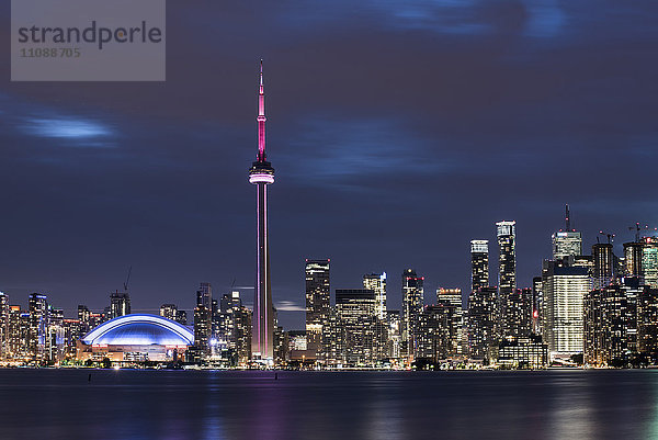 Kanada  Ontario  Toronto  Skyline bei Nacht  bewegte Wolken