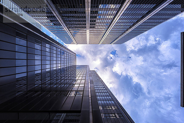 Kanada  Ontario  Toronto  Finanzdistrikt  moderne Bankgebäude  Wolken  Winkelansicht