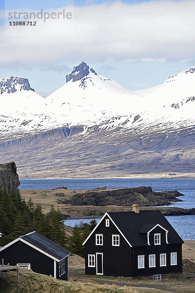 Island  schwarzes Haus und Landschaft