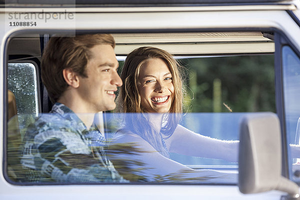 Glückliches junges Paar im Van
