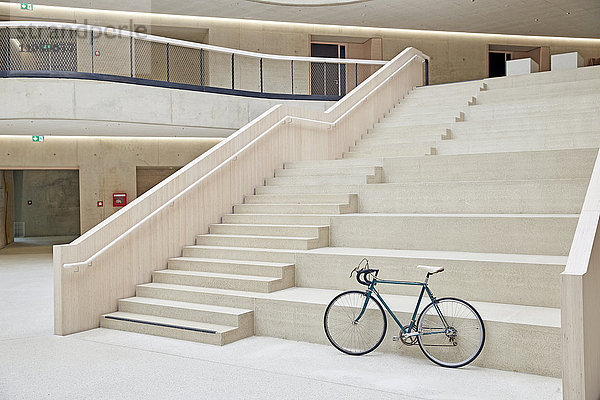 Rennrad vor der Treppe stehend