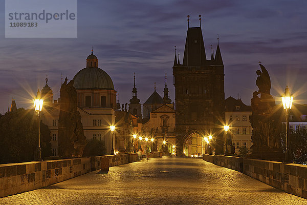 Tschechische Republik  Prag  Altstadt  Karlsbrücke  St. Franziskuskirche und Altstadtbrückenturm am Abend