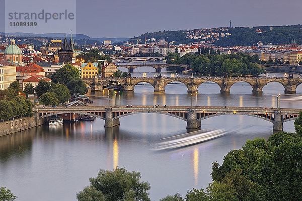 Tschechien  Prag  Altstadt mit Brücken  Karlsbrücke und Altstadtbrückenturm am Abend