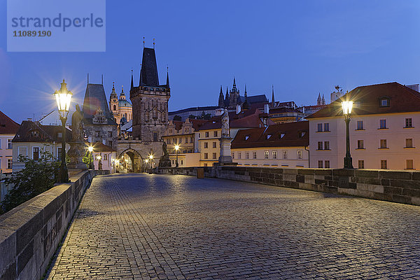 Tschechische Republik  Prag  Altstadt  Karlsbrücke und Altstadtbrückenturm am Abend