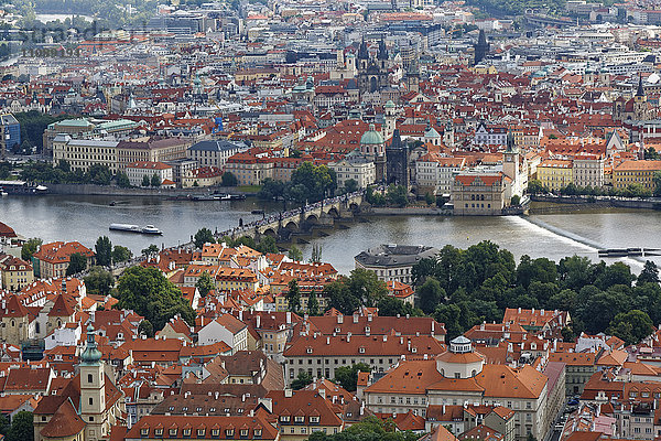 Tschechische Republik  Prag  Altstadt  Karlsbrücke und Fluss Vlatva