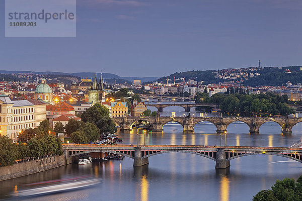Tschechien  Prag  Altstadt  Vlatva  Karlsbrücke und Altstadtbrückenturm am Abend