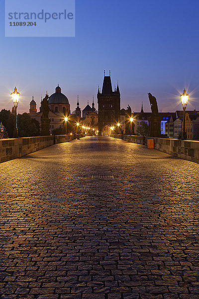 Tschechische Republik  Prag  Altstadt  Karlsbrücke und Altstadtbrückenturm am Abend
