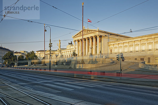 Österreich  Wien  Österreichisches Parlament  Lichtspur der Straßenbahn