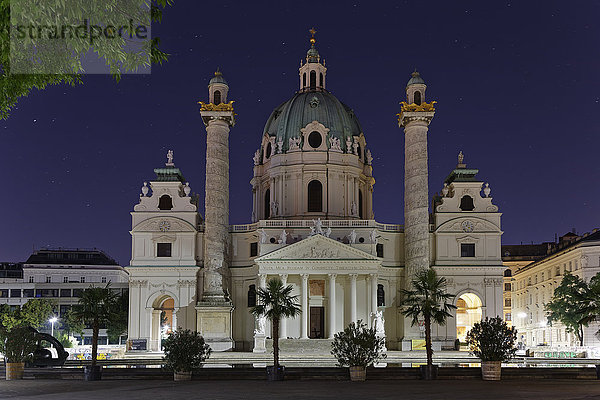 Österreich  Wien  Blick auf St. Charles Borromeo bei Nacht
