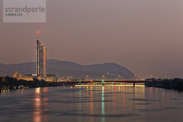 Österreich  Wien  Millennium Tower in der Dämmerung