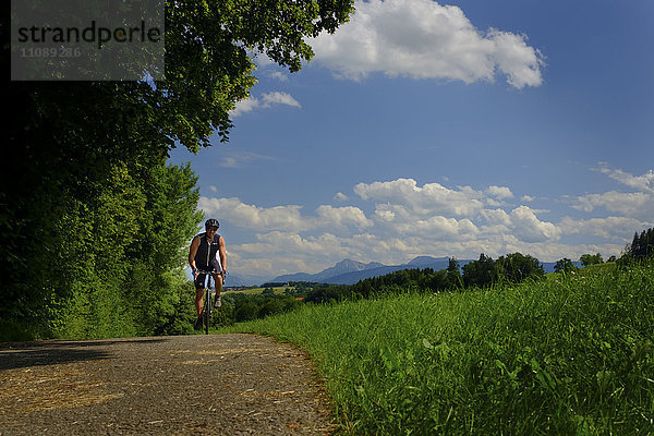 Deutschland  Oberbayern  Chiemgau  Radtour  reifer Mann auf dem Rad