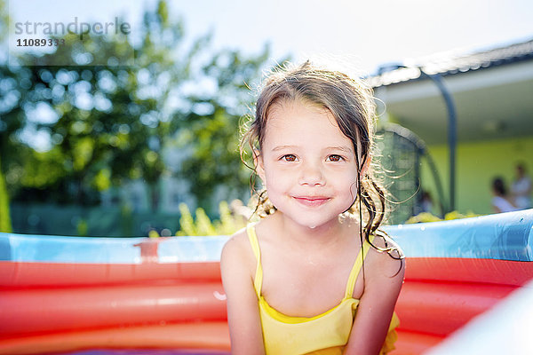 Porträt eines lächelnden kleinen Mädchens im Planschbecken