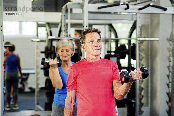 Senior Mann und reife Frau beim Training im Fitnessstudio