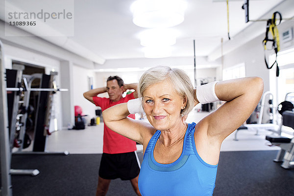 Reife Frau und älterer Mann beim Turnen im Fitnessstudio