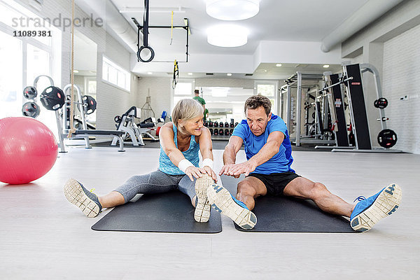 Senior-Mann und reife Frau beim Training im Fitnessstudio