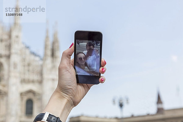 Italien  Mailand  touristische Selbstbedienung mit Smartphone  Nahaufnahme