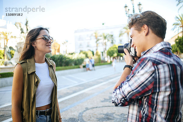Spanien  junger Mann beim Fotografieren seiner Freundin