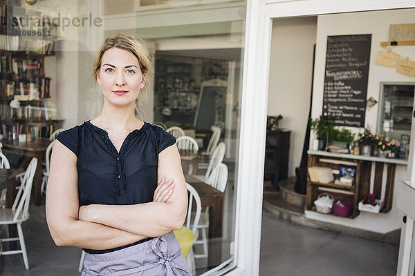 Porträt einer selbstbewussten Frau im Café