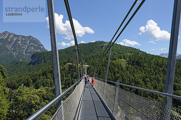 Österreich  Tirol  Stehende auf der Supensionsbrücke bei der Burgruine Ehrenberg