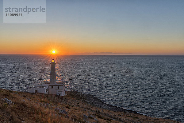 Italien  Apulien  Salento  Capo d'Otranto  Sonnenaufgang über Leuchtturm