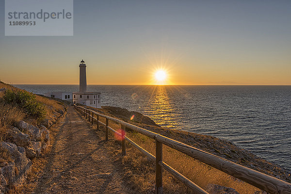 Italien  Apulien  Salento  Capo d'Otranto  Sonnenaufgang und Leuchtturm