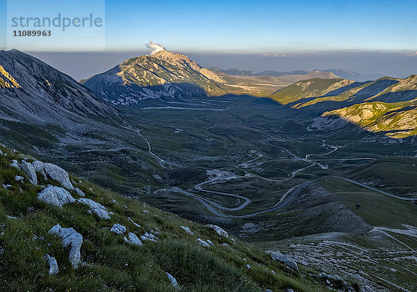 Italien  Abruzzen  Gran Sasso und Monti della Laga Nationalpark  Mt Camicia und Plateau Campo Imperatore bei Sonnenuntergang