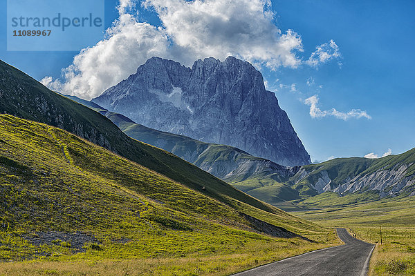 Italien  Abruzzen  Gran Sasso und Monti della Laga Nationalpark  Corno Grande von der Hochebene Campo Imperatore