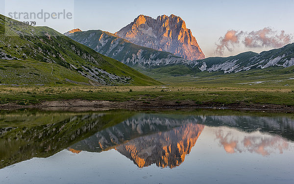 Italien  Abruzzen  Gran Sasso und Monti della Laga Nationalpark  Mt Corno Grande und Pietranzoni-See bei Sonnenaufgang