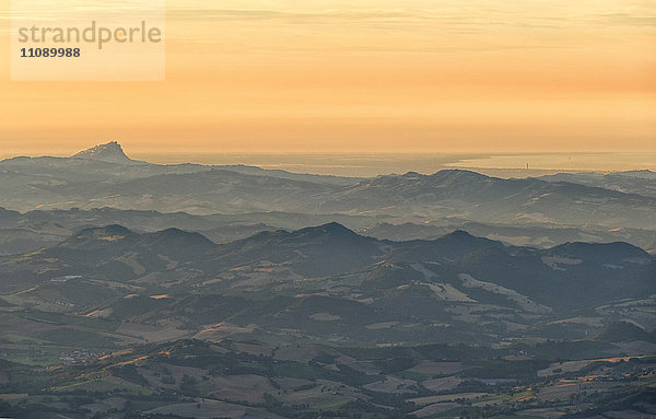 Italien  San Marino  Landschaft mit Bergen bei Sonnenuntergang