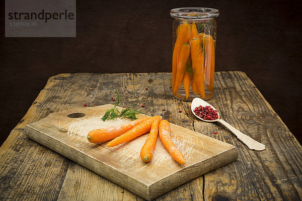 Glas gärende Karotten mit rotem Pfeffer und Dill