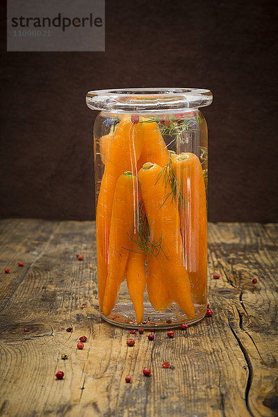 Glas gärende Karotten mit rotem Pfeffer und Dill