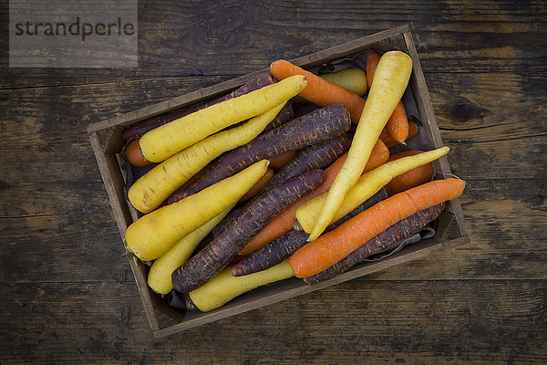 Drei verschiedene Karottensorten in einer Holzkiste