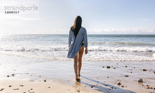Spanien  Asturien  schöne junge Frau am Strand  Rückansicht