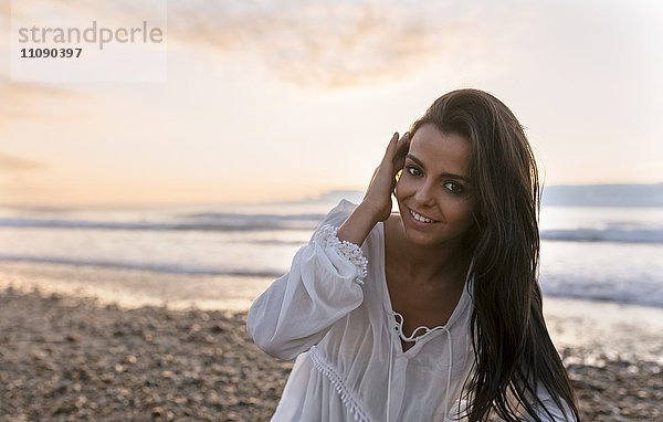 Spanien  Asturien  schöne junge Frau am Strand bei Sonnenuntergang
