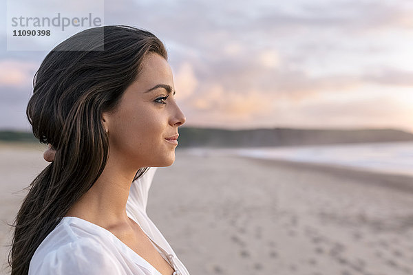 Spanien  Asturien  schöne junge Frau am Strand