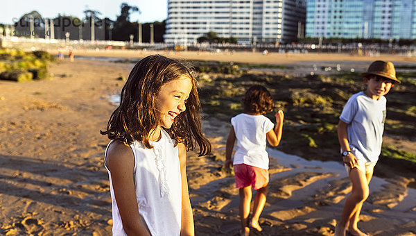 Kinder am Strand bei Sonnenuntergang