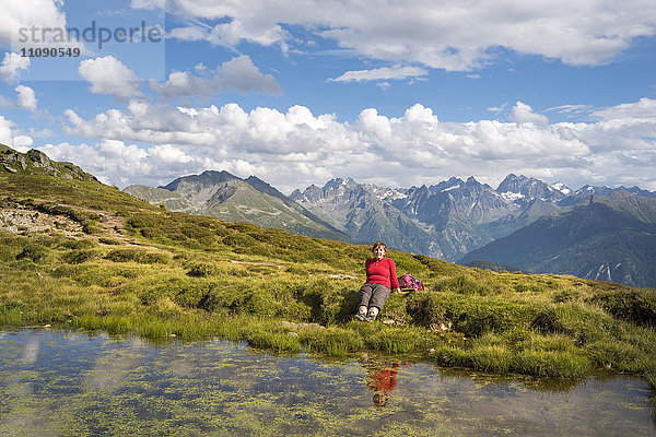 Frau beim Wandern in den Alpen  Rast am See