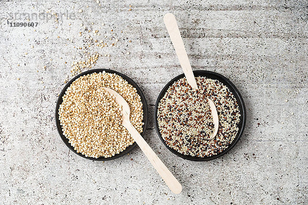 Vollkornquinoa und geknallte Quinoa in Schalen  Holzlöffel
