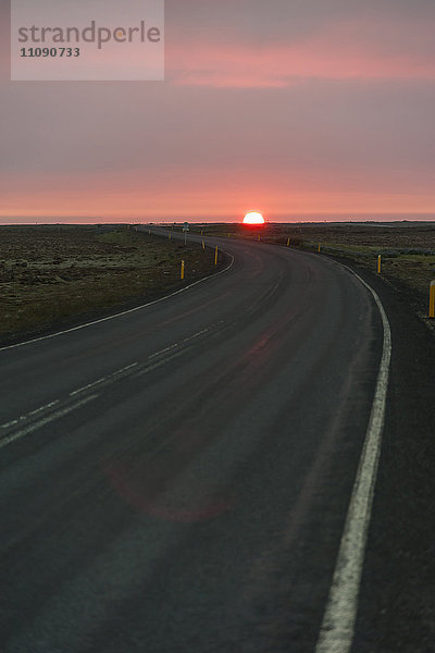 Island  Reykjanes  Straße bei Sonnenuntergang