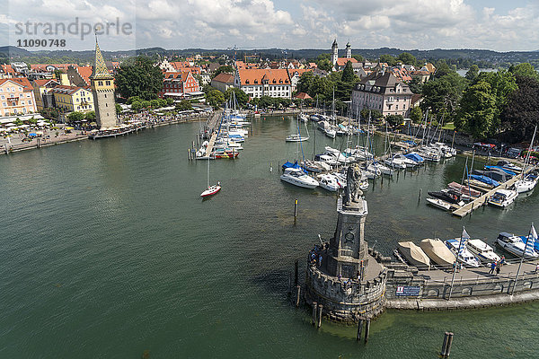 Deutschland  Bayern  Lindau  erhöhte Ansicht der Altstadt  Hafen und Turm Mangenturm  Löwenskulptur am Hafeneingang