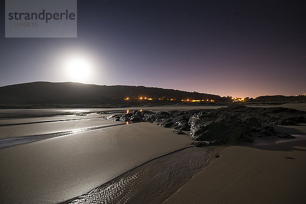 Spanien  Galizien  Ferrol  Strand bei Nacht mit Vollmond