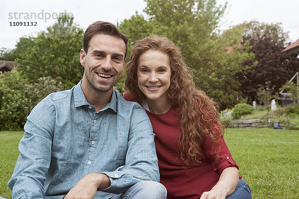 Porträt eines lächelnden Paares im Garten